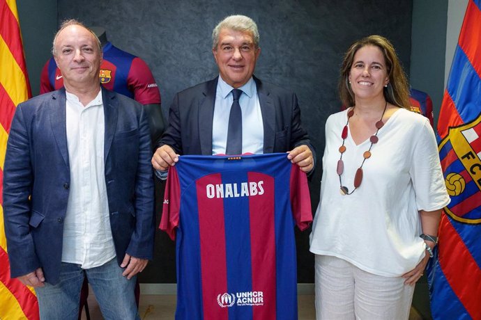 El director científico de Onalabs, Xavier Muñoz; el presidente del FC Barcelona, Joan Laporta, y la ceo de Onalabs, Elisabet del Valle.