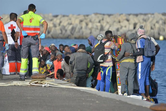 Los servicios sanitarios reciben una patera, en el muelle de La Restinga, a 8 de octubre de 2023, en El Hierro, Islas Canarias (España)