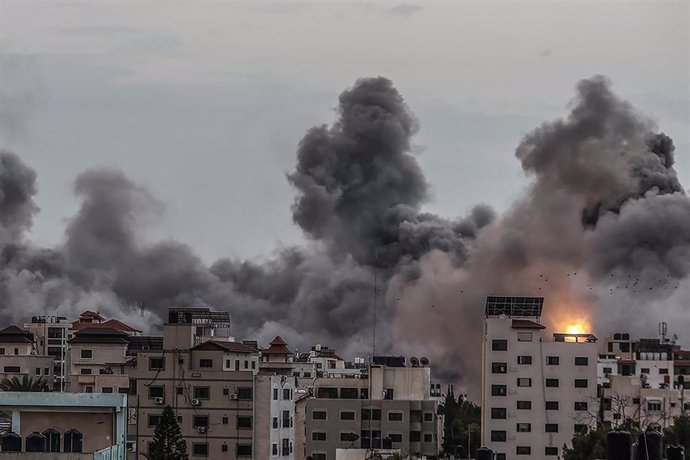 09 October 2023, Palestinian Territories, Gaza City: Thick smoke rises following an Israeli airstrike on Gaza City. Israel pounded the Gaza Strip overnight as fighting with Islamist Hamas militants continues. Photo: Mohammed Talatene/dpa