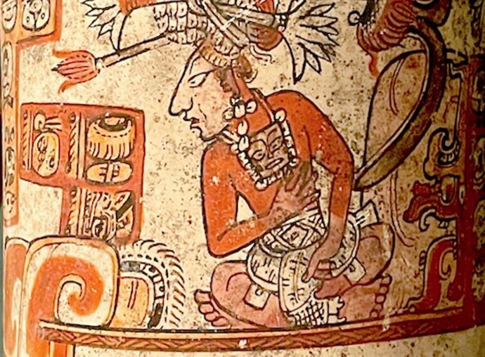 Vasija maya (c. 700-800 d.C.) de Guatemala que representa a un rey sentado en un trono con un tocado de nenúfar.