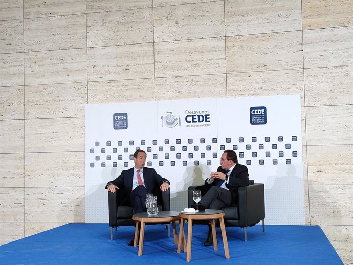 El Consejero Delegado De Caixabank, Gonzalo Gortázar, Y El Vicepresidente De La Fundación CEDE, Ramón Adell.
