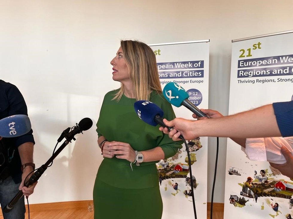 La presidenta de la Junta de Extremadura, María Guardiola, atiende a los medios en Bruselas