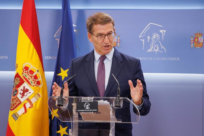 El líder del Partido Popular, Alberto Núñez Feijóo, comparece en una rueda de prensa tras su reunión con el secretario general del PSOE y presidente del Gobierno en funciones, Pedro Sánchez, dentro de la ronda de contactos de Sánchez para la investidura