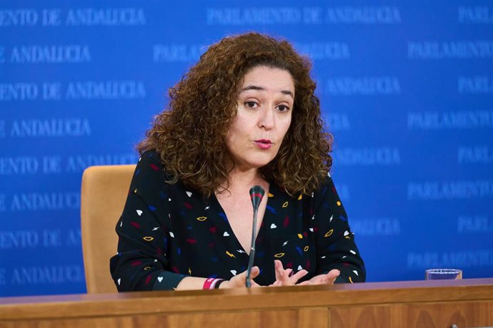 La portavoz del Grupo Por Andalucía, Inmaculada Nieto, durante la ronda de ruedas de prensa de portavoces de los grupos parlamentarios en el Parlamento de Andalucía, a 10 de octubre de 2023 en Sevilla (Andalucía, España). Los portavoces de los grupos pa