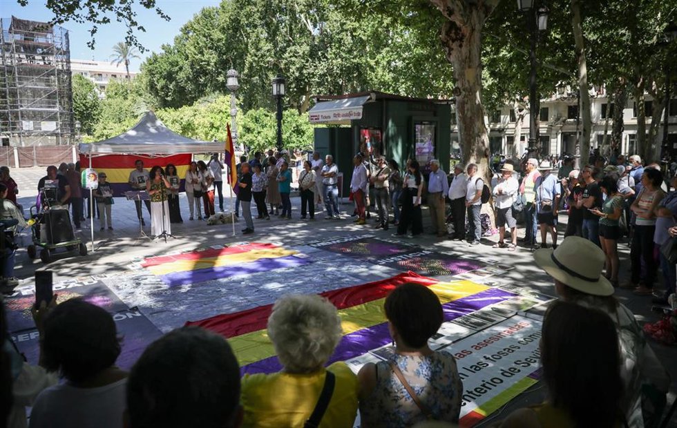 Archivo - Concentración memorialista en la Plaza Nueva