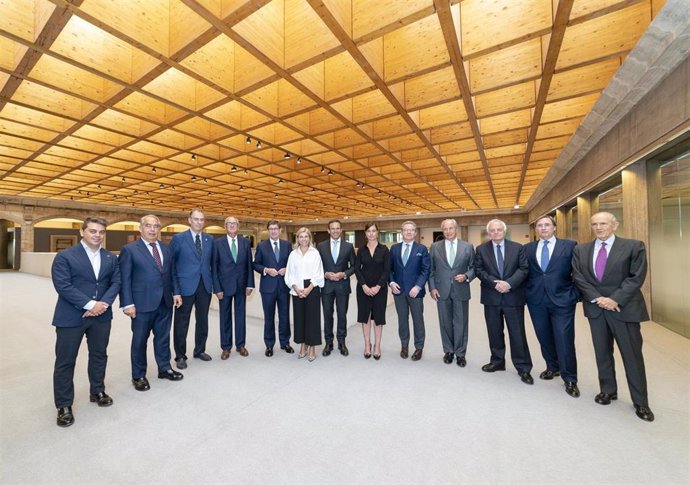 Losmiembros del Consejo Asesor de CaixaBank en Castilla y León, junto al presidente de la entidad, José Igancio Goirigolzarri.