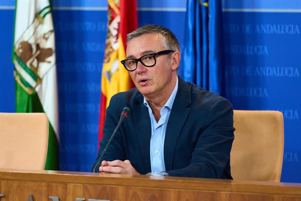 El portavoz del Grupo Parlamentario Vox, Manuel Gavira, durante la ronda de ruedas de prensa de portavoces de los grupos parlamentarios en el Parlamento de Andalucía, a 10 de octubre de 2023 en Sevilla (Andalucía, España). Los portavoces de los grupos p