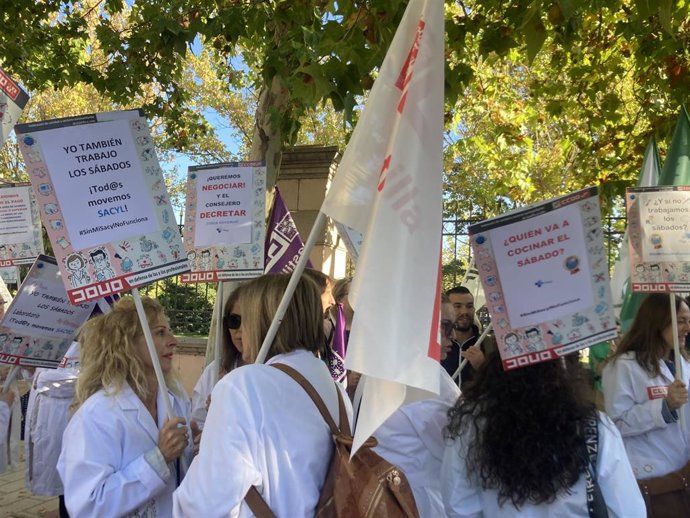 Concentración de profesionales sanitarios en la sede de La Presidencia.