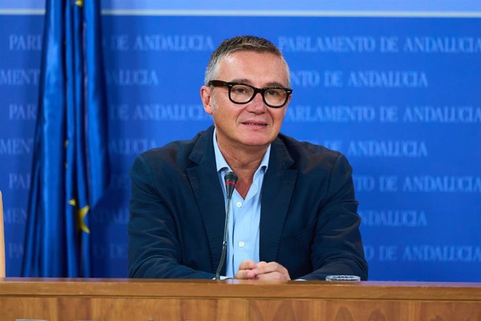 El portavoz del Grupo Parlamentario Vox, Manuel Gavira, durante la ronda de ruedas de prensa de portavoces de los grupos parlamentarios en el Parlamento de Andalucía, a 10 de octubre de 2023 en Sevilla (Andalucía, España). Los portavoces de los grupos p