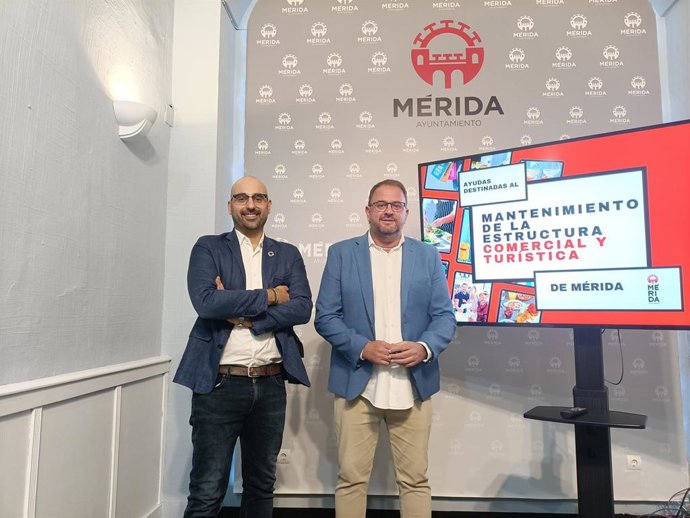 El alcalde de Mérida, Antonio Rodríguez Osuna, presenta las ayudas directas al comercio en el Ayuntamiento de Mérida junto con el delegado de Comercio, José Ángel Calle