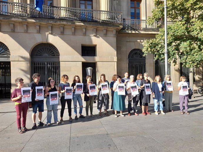 Representantes del movimiento feminista y de los sindicatos ELA, LAB, Steilas, ESK, EHNE, Etxalde y CGT, antes de registrar la convocatoria de huelga