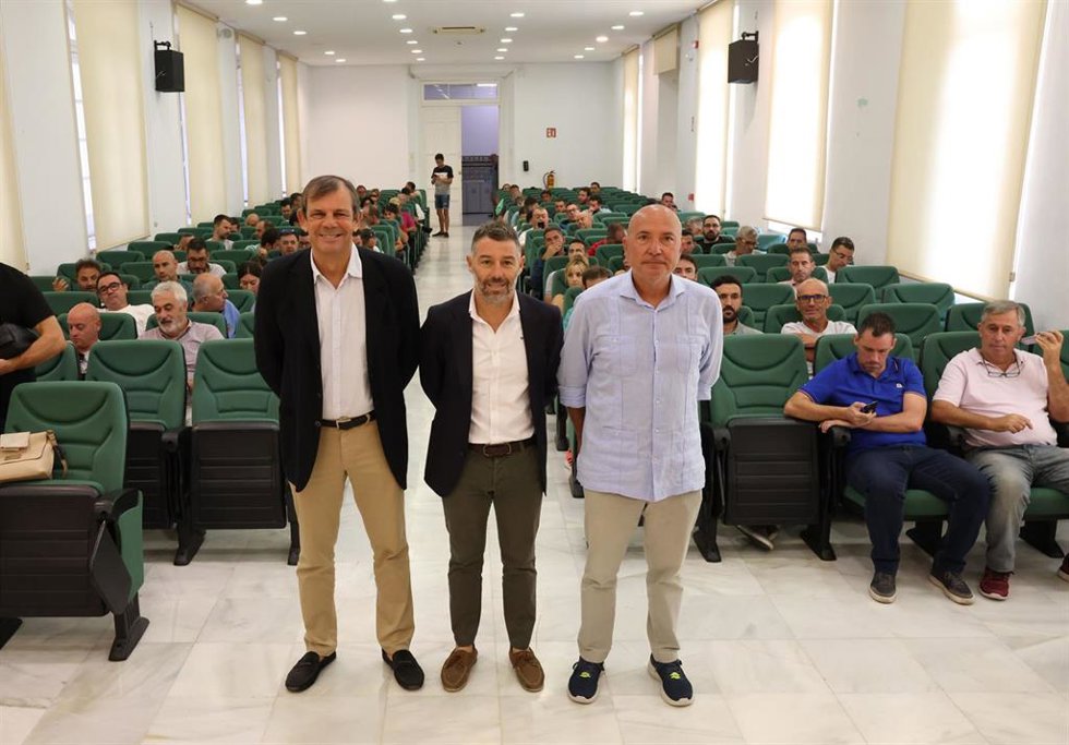 El vicepresidente y diputado de Deportes, Juan Rosas, ha estado acompañado por el presidente del Unicaja Baloncesto, Antonio Jesús López Nieto, y el director deportivo, Juan Manuel Rodríguez.