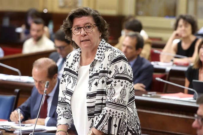 La consellera de Familias y Asuntos Sociales, Catalina Cirer, durante una sesión de control en el Parlament balear.