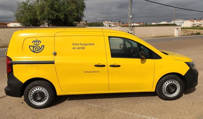 Archivo - Furgoneta eléctrica de reparto de Correos