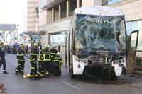 Un equipo de psicólogos atiende a los compañeros de los dos jóvenes fallecidos en el accidente de Cádiz