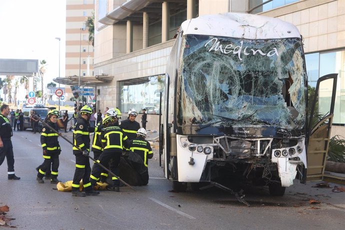 Imagen del autobús que perdió el control a la entrada de Cádiz causando tres fallecidos y dos heridos, a 09 de octubre del 2023 en Cádiz (Andalucía, España). 