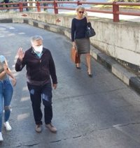 El profesor investigado por grabar a alumnas se niega a declarar y sale por la puerta de atrás de los juzgados
