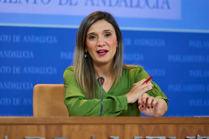 La portavoz adjunta del Grupo Parlamentario Socialista, María Márquez, durante la ronda de ruedas de prensa de portavoces de los grupos parlamentarios en el Parlamento de Andalucía, a 10 de octubre de 2023 en Sevilla (Andalucía, España). Los portavoces 