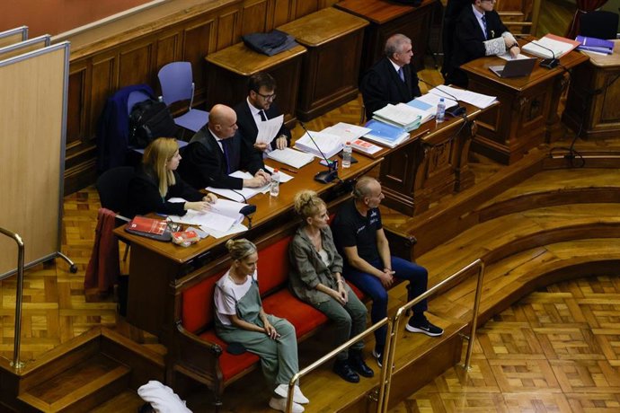 Imagen de las gemelas y el novio de una de ellas acusados de matar al novio de la otra el 2021 en Sabadell (Barcelona)