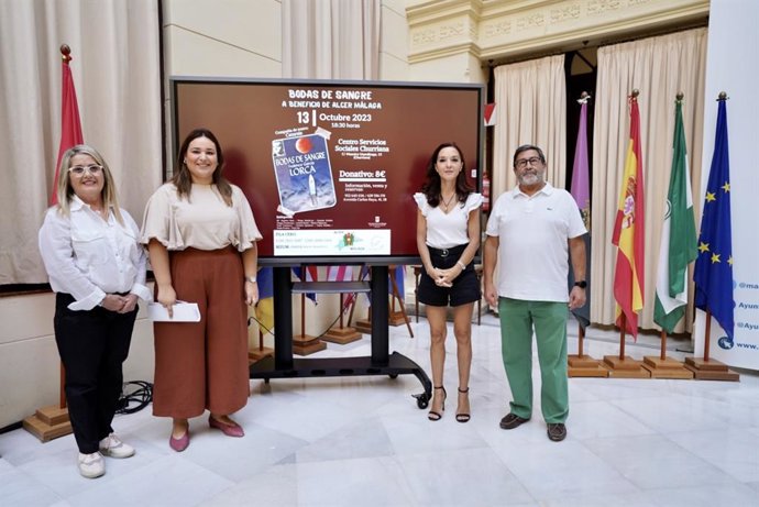 La concejala delegada del Distrito de Churriana, Mercedes Martín, acompañada de la presidenta de Alcer Málaga, Josefa Gómez,  presenta la obra de teatro solidaria que se representará en el distrito a beneficio de Alcer