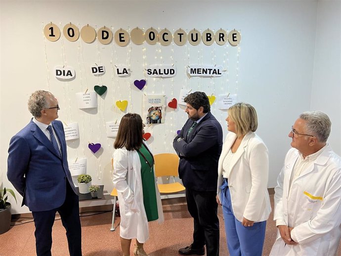 López Miras durante su visita a la Unidad de Rehabilitación del Centro de Salud Mental de Cartagena