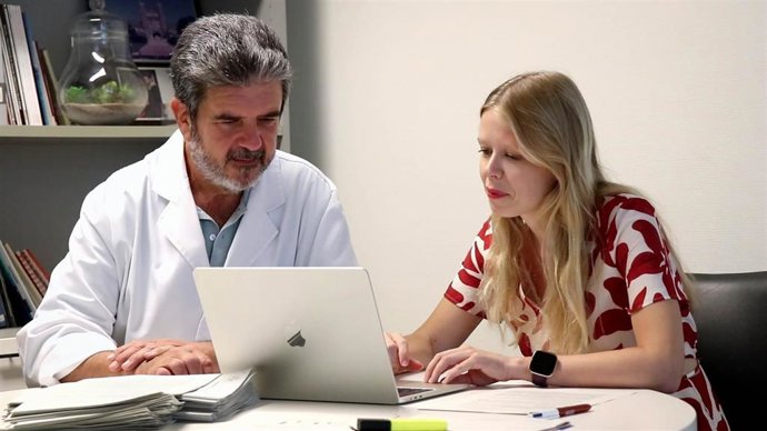 Doctores mirando informes médicos
