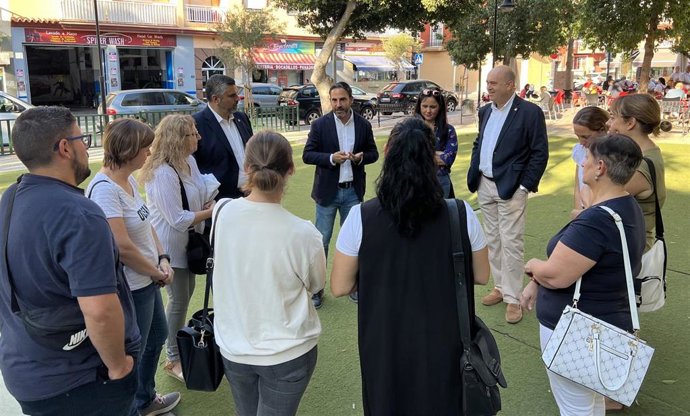 Daniel Perez, secertario general del PSOE de Málaga, en una visita a un colegio de Mija