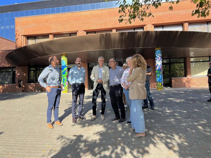 El secretario general del PSOE de Cantabria, Pablo Zuloaga; secretario general del PSOE de Torrelavega, José Luis Urraca, y varios concejales socialistas a las puertas del hospital Sierrallana
