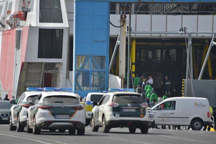 Migrantes llegados a El Hierro suben bajo custodia de la Guardia Civil a un barco en el que serán trasladados a Tenerife
