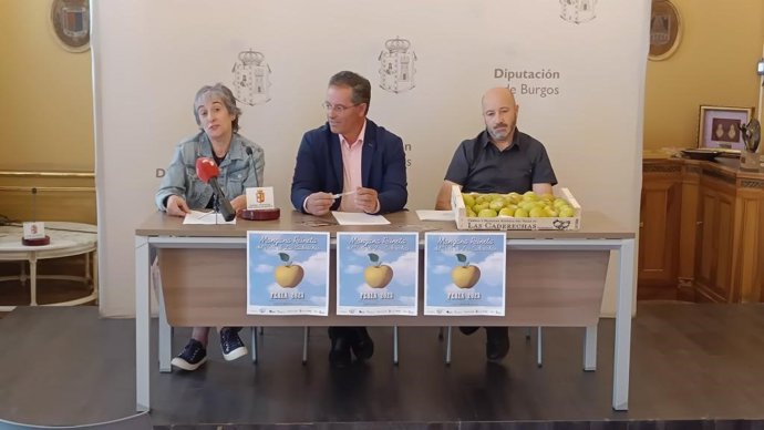 La alcaldesa de Cantabrana, Consuelo García, el diputado provincial responsable de Burgos Alimenta, Javier Arroyo, y el director técnico de la Marca de Garantía, Eduardo Hernando.