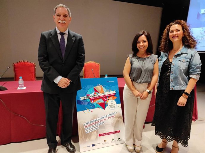 La delegada de Derechos Sociales de la Diputación de Córdoba, Irene Aguilera (centro), y el delegado territorial de Desarrollo Educativo y FP y Universidad, Investigación e Innovación de la Junta de Andalucía, José Francisco Viso, inauguran el encuentro.
