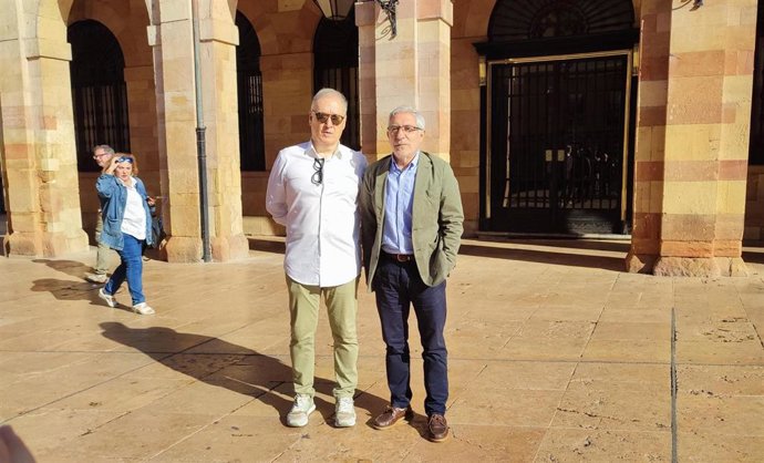 El representante de movilidad en la ejecutiva de la unión comarcal de CCOO, Javier Vázquez, y el portavoz de IU en el Ayuntamiento, Gaspar Llamazares,