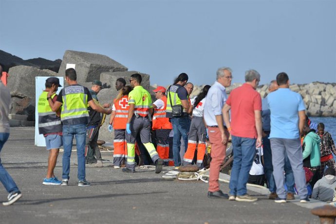 El presidente de Canarias, Fernando Clavijo (2d), observa la llegada de una patera durante su visita al muelle de La Restinga, a 8 de octubre de 2023, en El Hierro, Islas Canarias (España). Durante su visita a la isla, Clavijo ha pedido al Estado que d