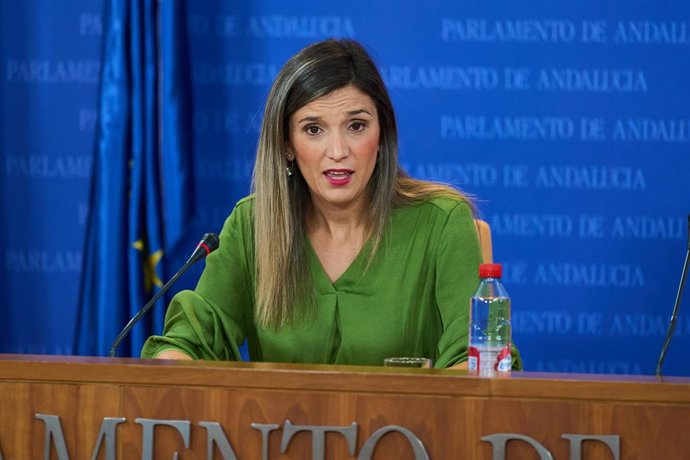 La portavoz adjunta del Grupo Parlamentario Socialista, María Márquez, durante la ronda de ruedas de prensa de portavoces de los grupos parlamentarios en el Parlamento de Andalucía, a 10 de octubre de 2023 en Sevilla (Andalucía, España). Los portavoces 