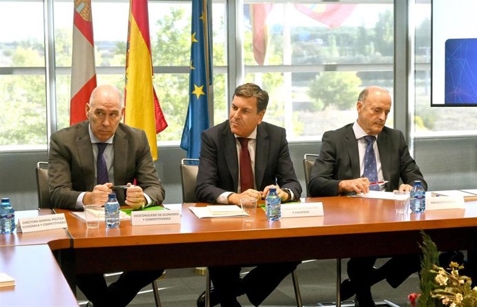 El consejero de Economía y Hacienda en un momento de la reunión con los integrantes de la Asociación Noddo