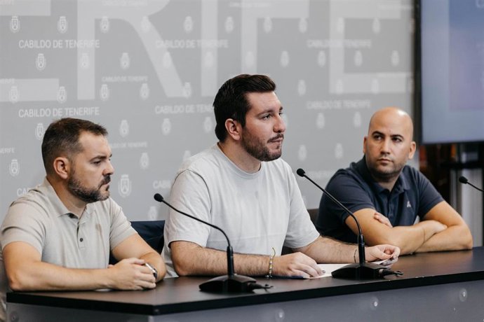 El consejero de Juventud y Formación del Cabildo de Tenerife, Serafín Mesa; el gerente del Centro Comercial Siam Mall, Hugo Gil; y el gerente de la tienda de TEA Tenerife Espacio de las Artes, Daniel González