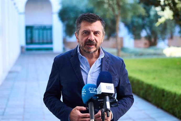 El portavoz del Grupo Parlamentario Popular, Toni Martín, durante la ronda de ruedas de prensa de portavoces de los grupos parlamentarios en el Parlamento de Andalucía, a 10 de octubre de 2023 en Sevilla (Andalucía, España). Los portavoces de los grupos