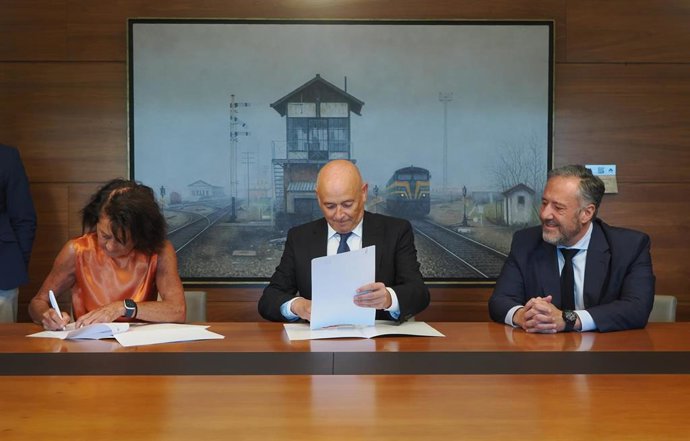 Elisa Delibes, Fernando Ríos y Carlos Pollán, durante la firma del convenio.