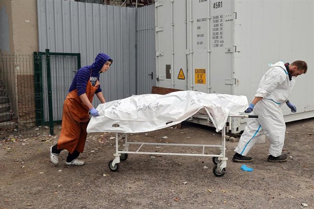 Identificación de las víctimas dejadas por el ataque ruso sobre el pueblo de Groza, en Járkov.