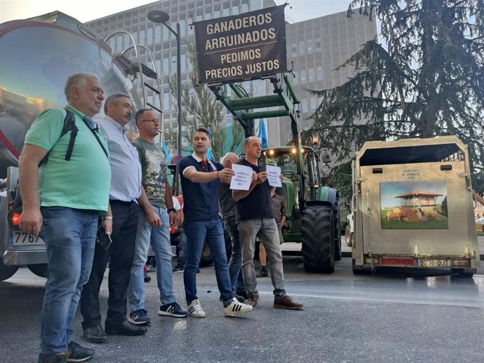 Ganaderos protestan en Oviedo por la situación del sector.