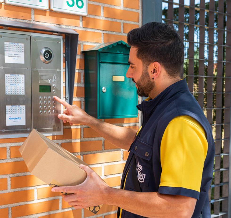 Reparto de paquetería por Correos.
