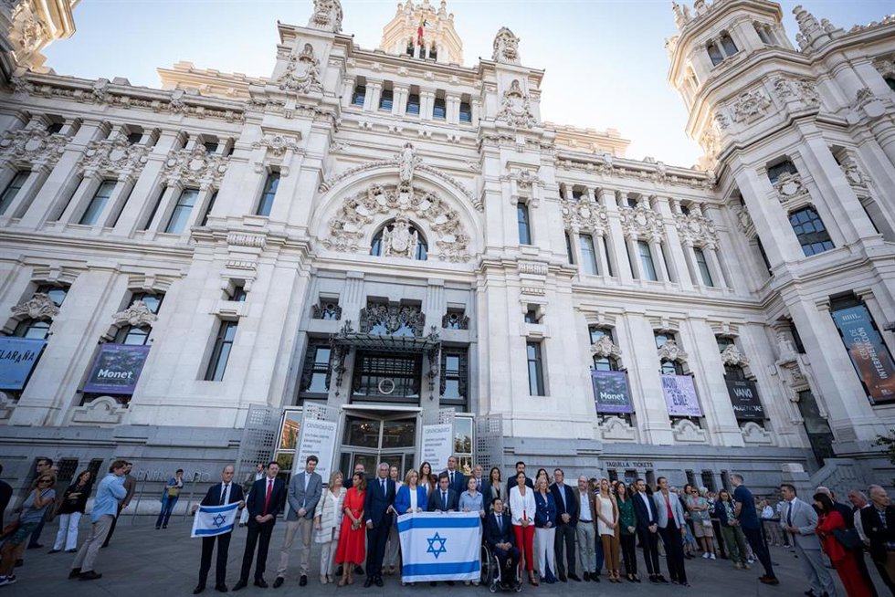 Alcaldes y portavoces del PP de Madrid durante un minuto de silencio frente al Ayuntamiento de Madrid, a 10 de octubre de 2023, en Madrid (España). 