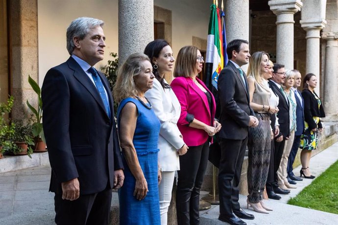Ignacio Higuero, en primer plano, en la foto de familia tras su toma de posesión este pasado lunes en Presidencia de la Junta.