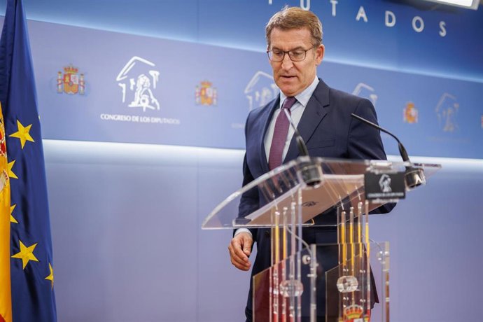 El líder del Partido Popular, Alberto Núñez Feijóo, comparece en una rueda de prensa tras su reunión con el secretario general del PSOE y presidente del Gobierno en funciones, Pedro Sánchez, dentro de la ronda de contactos de Sánchez para la investidura