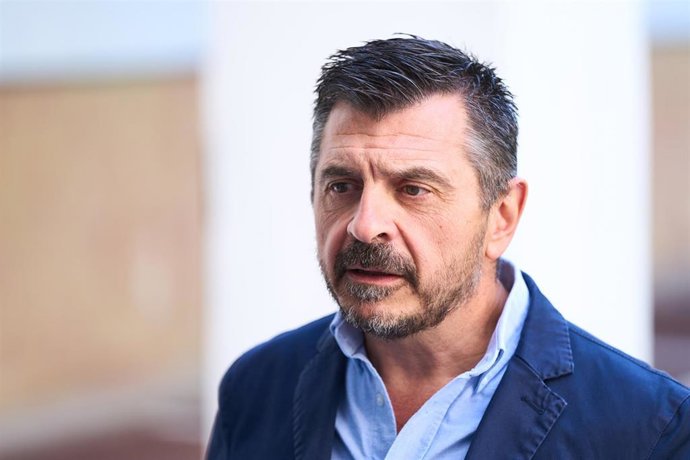 El portavoz del Grupo Parlamentario Popular, Toni Martín, durante la ronda de ruedas de prensa de portavoces de los grupos parlamentarios en el Parlamento de Andalucía, a 10 de octubre de 2023 en Sevilla (Andalucía, España). Los portavoces de los grupos