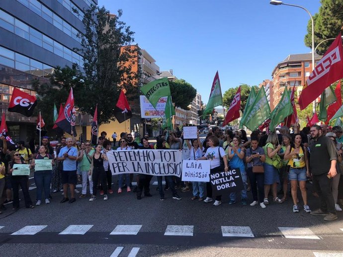 Familias y sindicatos educativos cortan la Via Augusta en Barcelona por el despliegue el decreto de inclusiva