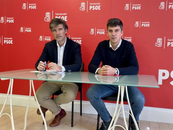 Archivo - Los concejales del PSOE de Santander Daniel Fernández y Javier González de Riancho