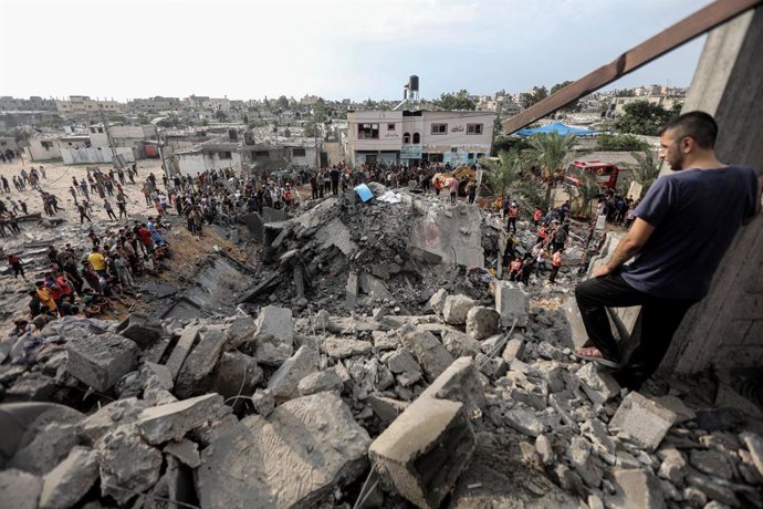 09 October 2023, Palestinian Territories, Khan Yunis: Palestinians inspect the rubble of a destroyed house, following an Israeli airstrike on Khan Yunis in the southern Gaza Strip. Israel pounded the Gaza Strip overnight as fighting with Islamist Hamas 