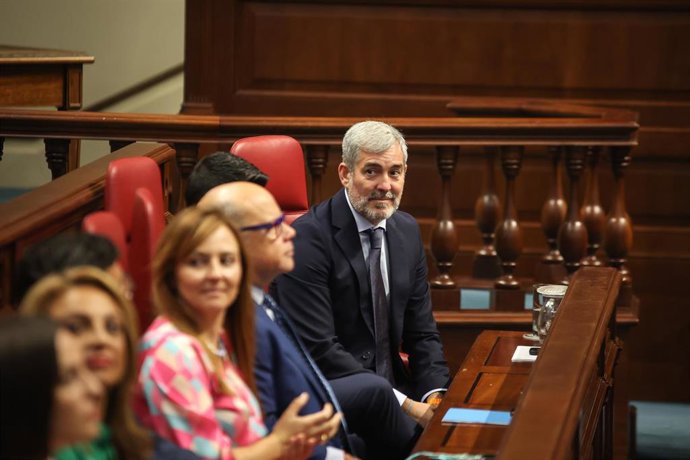 Archivo - El presidente de Canarias, Fernando Clavijo, en una sesión del Pleno del Parlamento