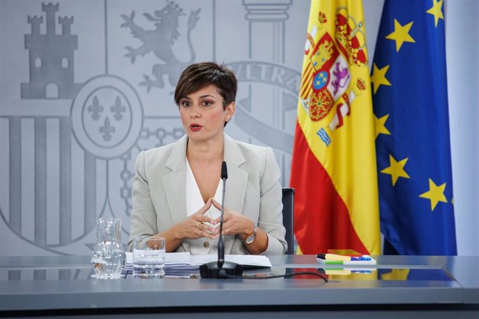 A ministra Portavoz do Goberno, Isabel Rodríguez, durante unha rolda de prensa posterior á reunión do Consello de Ministros, no Palacio da Moncloa, a 3 de outubro de 2023, en Madrid (España). O Consello de Ministros aprobou hoxe un acordo 